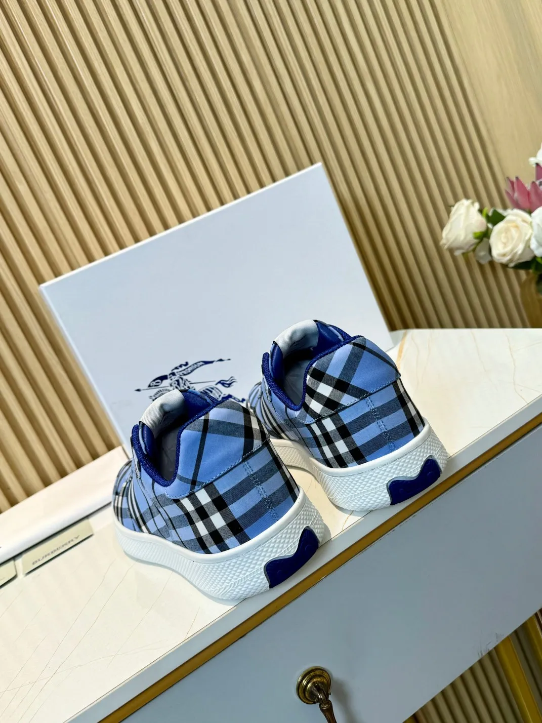 Men's men's shoes 💰560 Burberry's 2024 hot model is released. After three years, the classic plaid returns. It is versatile and decorated with worsted Burberry plaid pattern. Featuring a mesh lining and checkered laces, the rubber sole features the archive Burberry monogram. From Burberry's iconic collection, these wardrobe staples are interpreted with the brand's signature style.   ✅Fabric: classic cotton + silk cowhide ✅Lining: original board lining, silk cowhide lining ✅Outsole: TPU ✅Color: sky blue ✅Code number: men's 35-45 (35,45 customized)